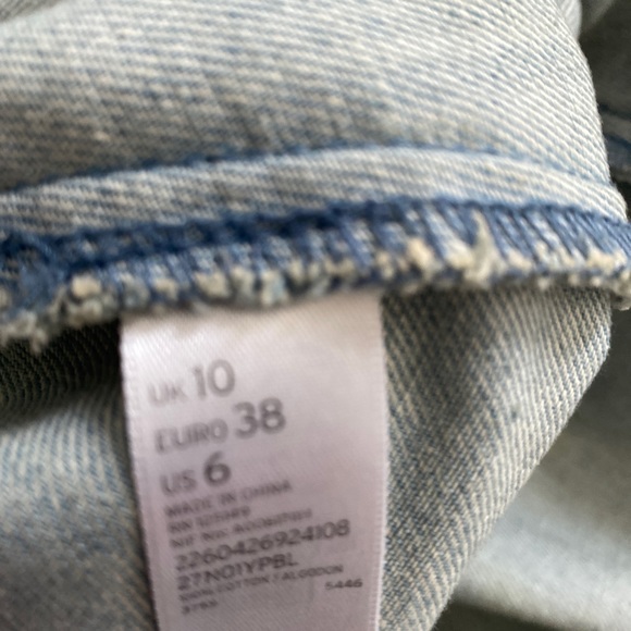 Topshop Jean skirt with front floral embroidered pockets with snaps. Size 6 - Picture 15 of 16